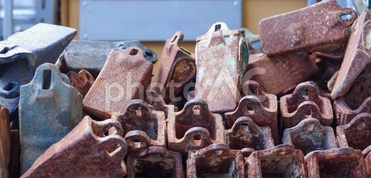 錆びた鉄屑が積み上げられている画像 ゴミ,金属,廃棄物の写真素材