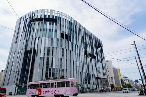 富山市ガラス美術館と路面電車 富山市ガラス美術館と路面電車の写真