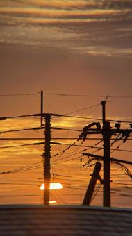 電柱と夕焼け 電柱と夕焼けの写真