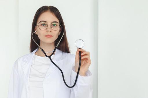 聴診器をつけた眼鏡の女性 医療,予防,保険の写真素材