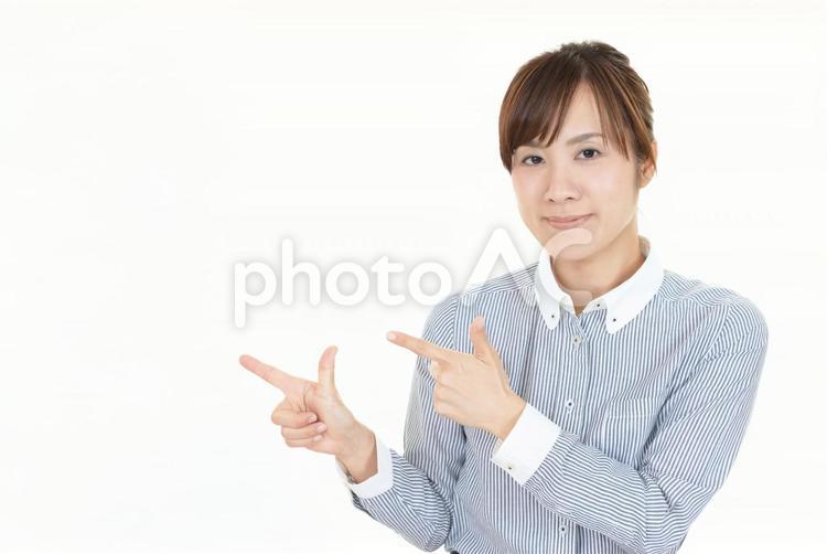 女性　指示　指さす 女性,ビジネスウーマン,仕事の写真素材