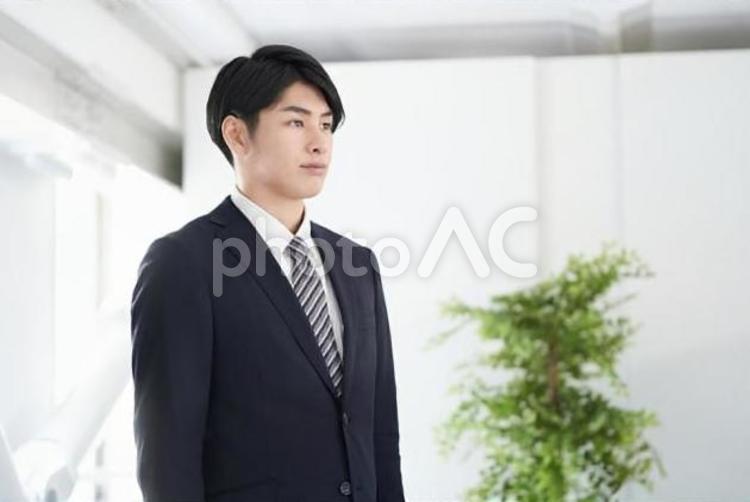 真剣な表情の日本人男性ビジネスマン	 ビジネス,男性,イケメンの写真素材