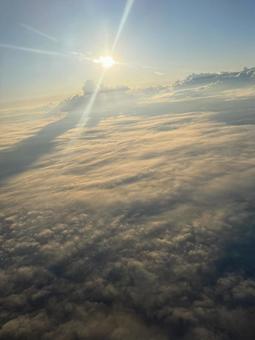 日が沈む 北海道,飛行機の中,夕日が沈むの写真素材