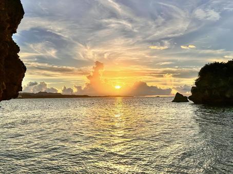 古宇利島の洞窟から眺める夕焼け 古宇利島の洞窟から眺める夕焼けの写真