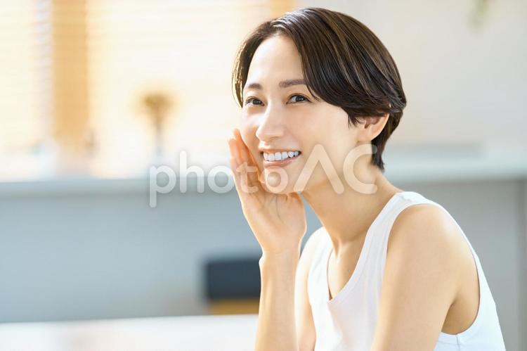 スキンケアする女性　アンチエイジング 美容,スキンケア,女性の写真素材
