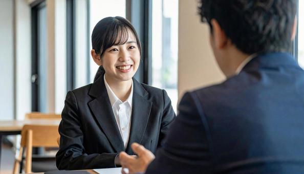 就職面接を受ける就活生の後ろ姿と面接官の写真