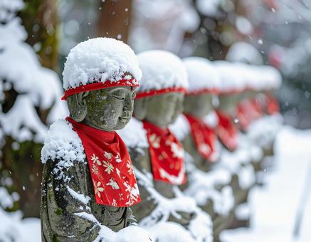 雪が積もった地蔵の写真