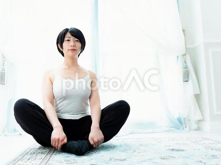 05：室内でヨガをする女性 女性,人物,日本人の写真素材
