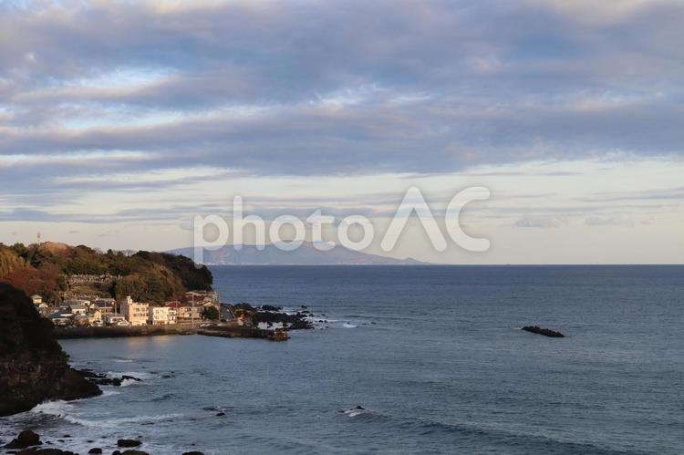 空と海と岬の町と遠くの半島の見える風景 空,海,岬の写真素材