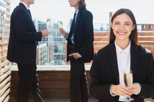 嬉しそうにシャンパンを持つロングヘアの女性 女性,外国人,シャンパングラスの写真素材
