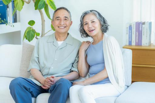 リビングでくつろぐシニア夫婦 シニア,夫婦,笑顔の写真素材