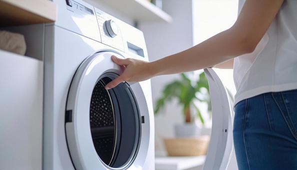 洗濯機のふたをあける女性の手 洗濯機のふたをあける女性の手の写真