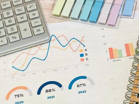 グラフとパステル付箋と電卓 グラフ,電卓,ビジネスの写真素材