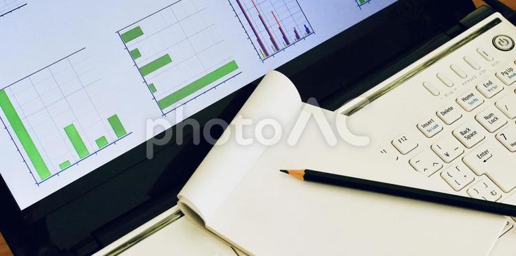 ビジネス　グラフとパソコン　バナー素材 ビジネス,経済,グラフの写真素材