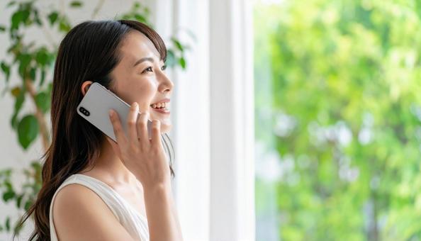 スマホで通話する女性の写真