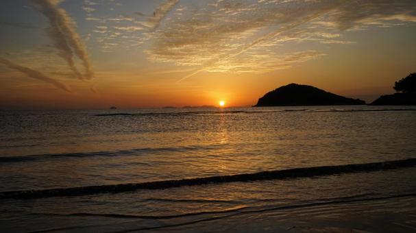 夏の海に沈む夕日と水平線 夏の海に沈む夕日と水平線の写真