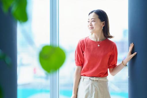 通勤中の女性  女性,ビジネス,ビジネスウーマンの写真素材