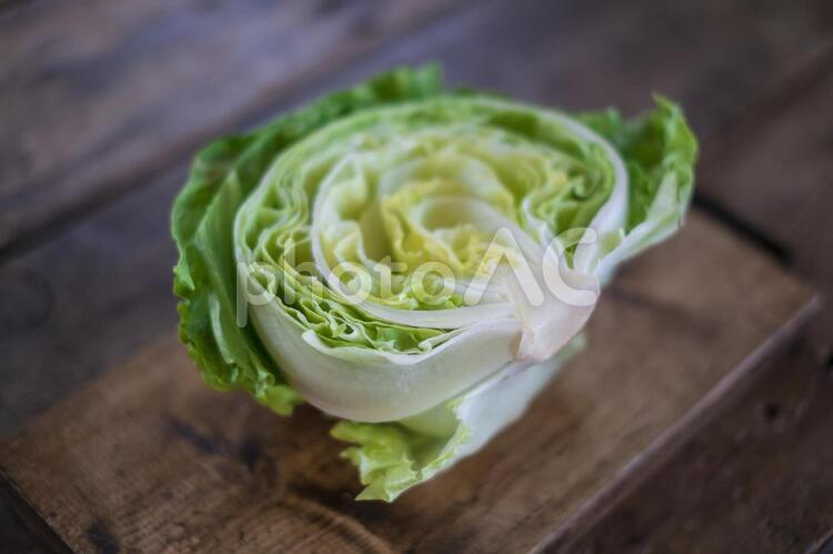 レタスと木のまな板 レタス,野菜,サラダの写真素材