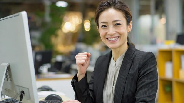 ガッツポーズのビジネスウーマン6の写真