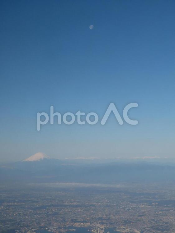 飛行機内から撮影した富士山と月 富士山,月,空撮の写真素材