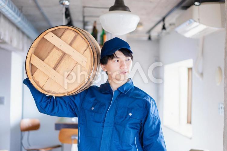 樽を運ぶ男性 ウイスキー,ワイン作り,アルコールの写真素材