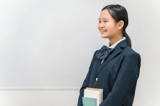 学校・塾のホワイトボードの前にいる中学生 学校・塾のホワイトボードの前にいる中学生 高校生,女子高生,勉強の写真素材