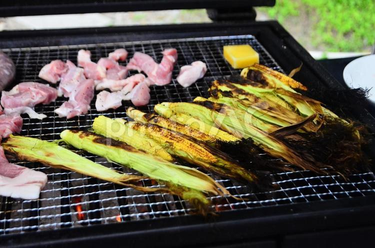 バーベキューのメインは旬のヤングコーン チーズ,ヤングコーン,トウモロコシの写真素材