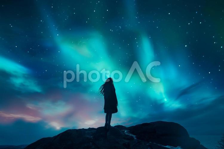 光の彼方を見つめて オーロラ,星空,シルエットの写真素材