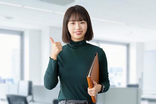 いいねのポーズをする若いビジネスウーマン いいねのポーズをする若いビジネスウーマン 女性,笑顔,いいねの写真素材