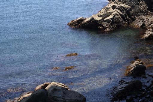 岩場と綺麗な水の海の風景 岩場と綺麗な水の海の風景の写真