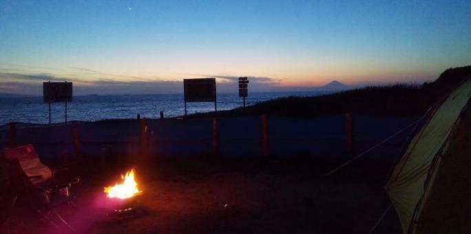 富士山とマジックアワーの海キャンプ 富士山とマジックアワーの海キャンプの写真