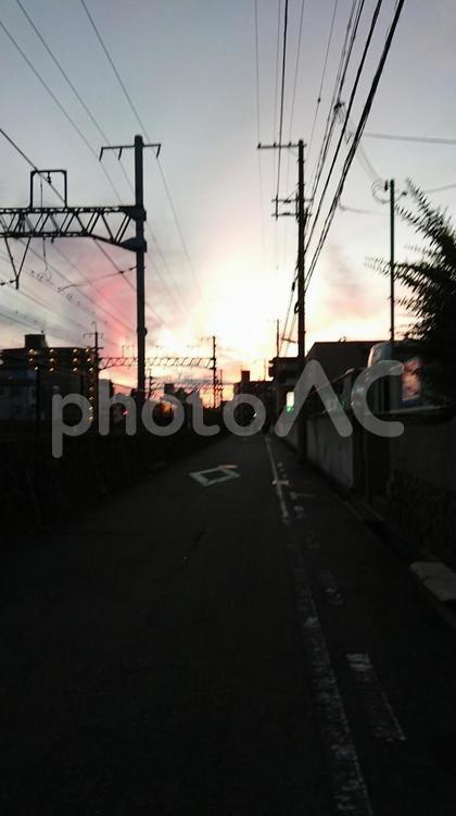 夕暮れ 夕暮れ,夕焼け,電車の写真素材