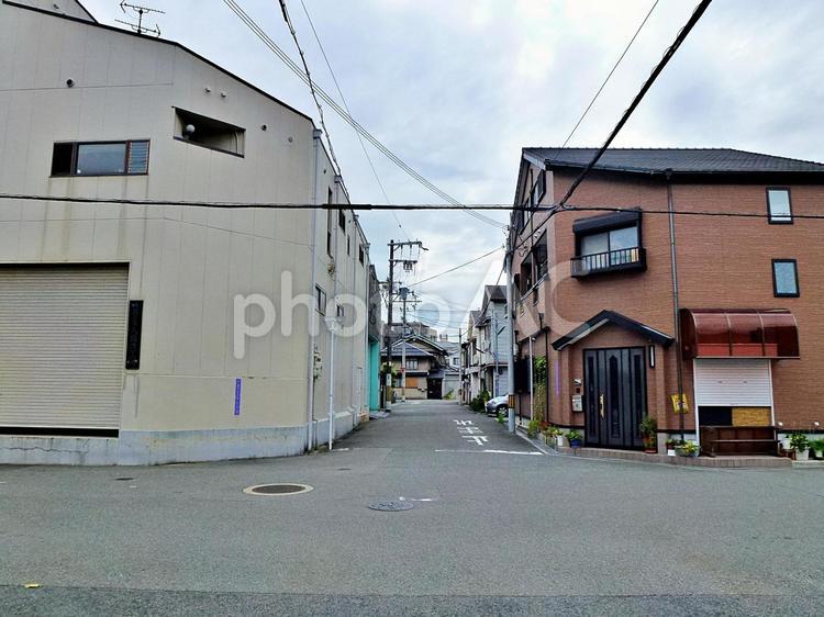 昭和の雰囲気を残す町角 町角,隘路,町並みの写真素材