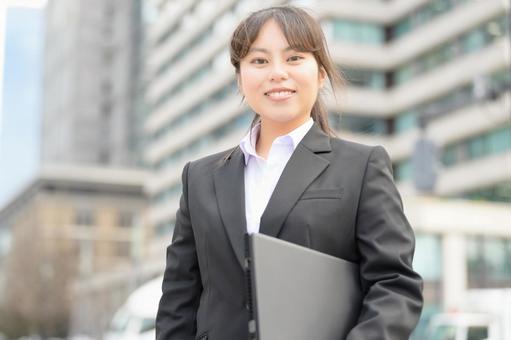 パソコンを持って微笑む女性 パソコンを持って微笑む女性 日本人,女性,20代の写真素材