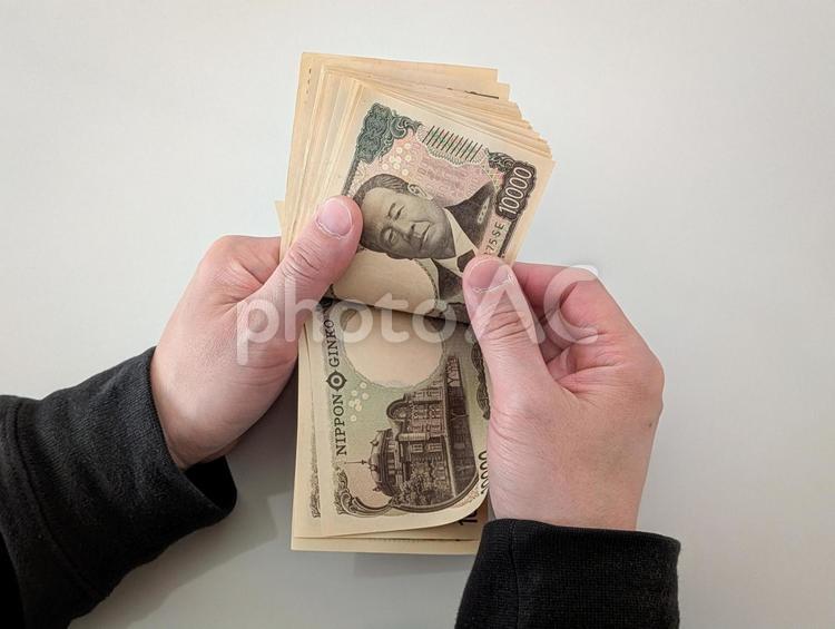 お札を数える男性の手元 お金,お札,紙幣の写真素材