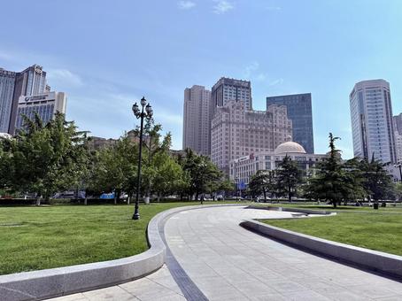 ビル群にある小さな緑の広場 瀋陽,中国,海外の写真素材