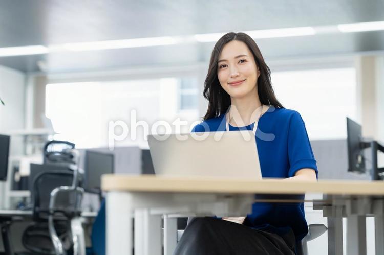 オフィスカジュアルの若い女性エンジニア ビジネス,女性,オフィスの写真素材