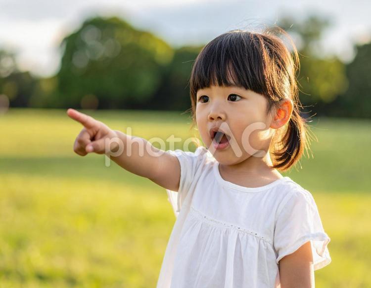指をさして驚く女の子 子ども,女の子,指差しの写真素材