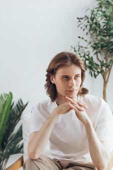 両手を組んで椅子に座る男性 男性,外国人,欧米人の写真素材