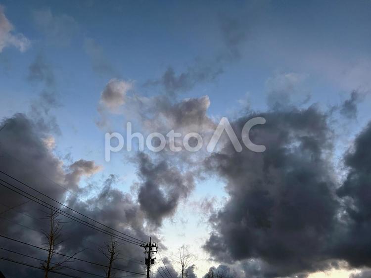 夕暮れに広がる灰色の雲 空,自然,屋外での写真素材