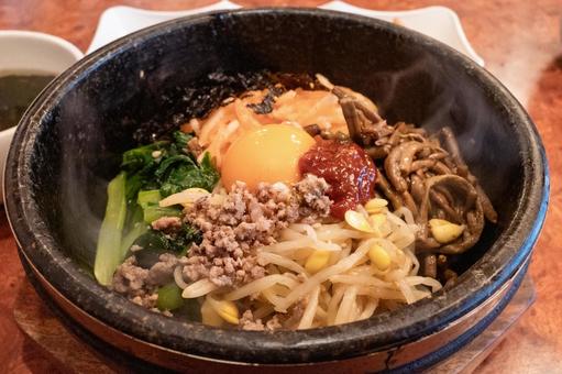 熱々の美味しい石焼ビビンバ ビビンバ,石焼ビビンバ,韓国料理の写真素材