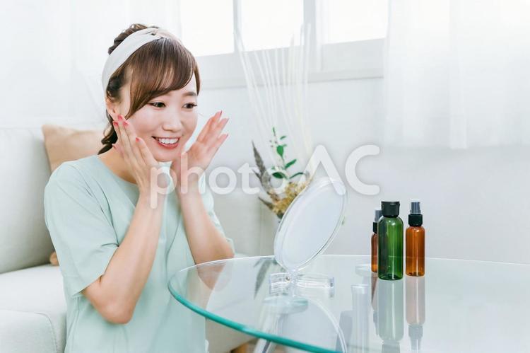 美容・化粧水をつける日本人女性 スキンケア,化粧水,美容の写真素材