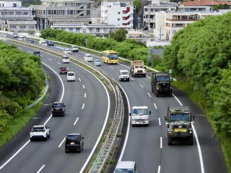 北中城村安谷屋の沖縄自動車道 沖縄自動車道,沖縄道,高速道路の写真素材