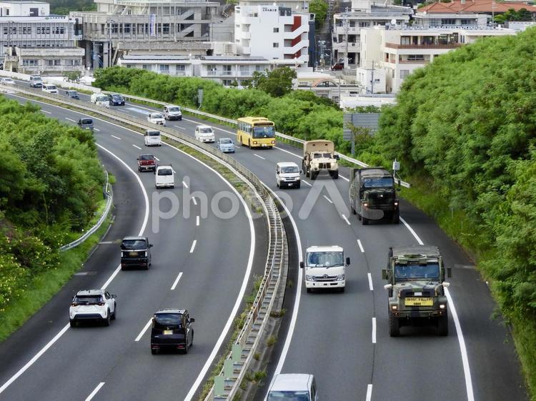 北中城村安谷屋の沖縄自動車道 沖縄自動車道,沖縄道,高速道路の写真素材