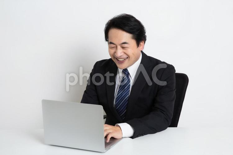 仕事がうまくいって喜んでいる中年のサラリーマン男性 中年,上司,会社員の写真素材