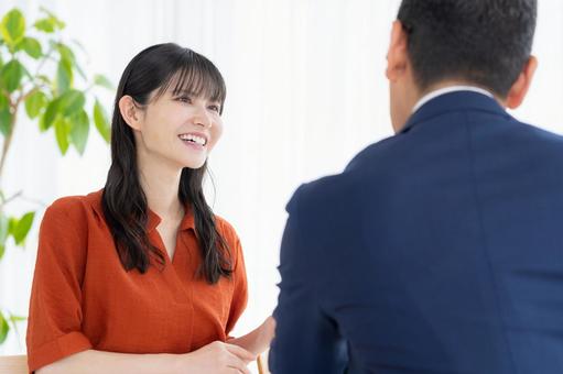 ミドル女性と商談をするセールスマン ミドル女性と商談をするセールスマン セールスマン,女性,ビジネスマンの写真素材
