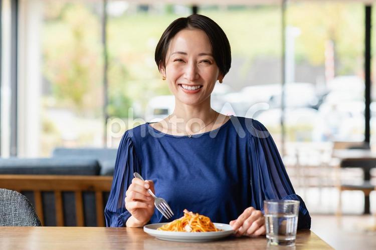 カフェで昼食を食べるミドルの女性 カフェ,女性,レストランの写真素材