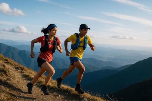山の稜線を走る二人のランナー 山の稜線を走る二人のランナーの写真