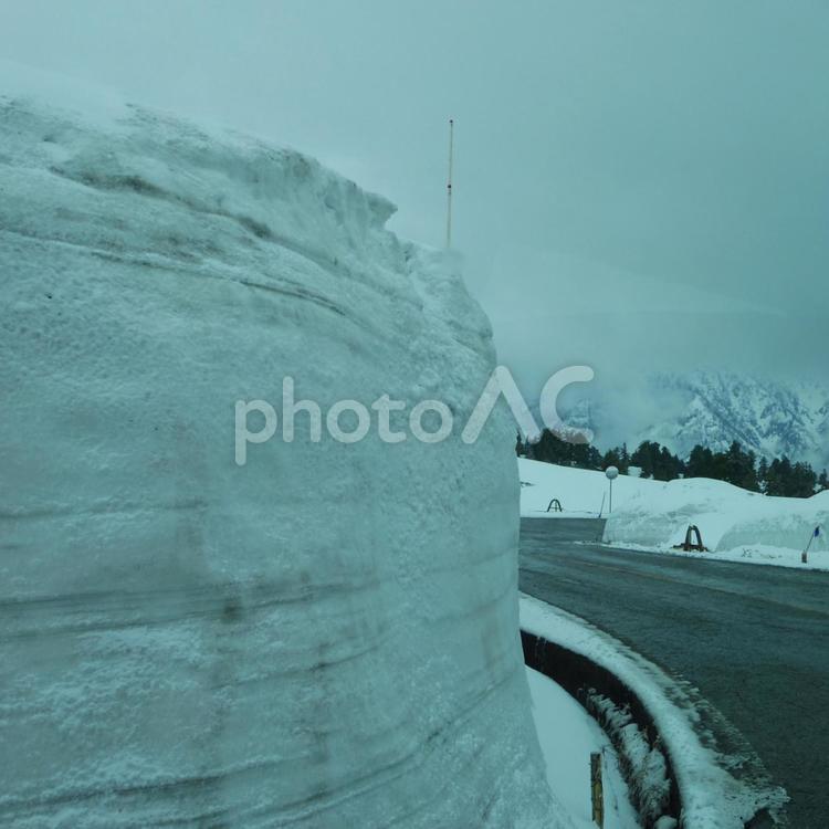 雪の大谷 雪の大谷,黒部アルペンルート,雪の写真素材