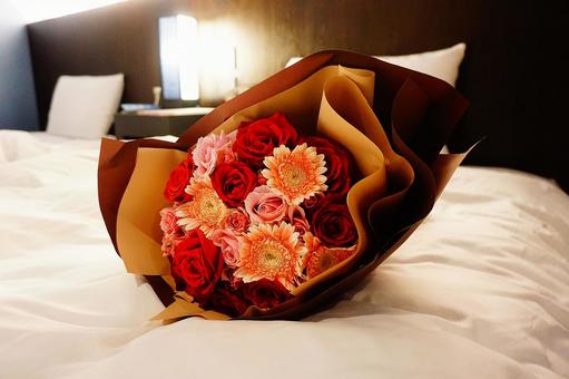 ベッドの上の花束 ベッドの上の花束の写真